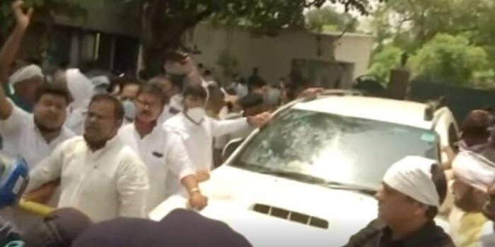 तेजप्रताप के समर्थन में आरजेडी समर्थकों की भीड़ जमा हो गई और सोशल डिस्टेंसिंग हवा हो गई. (तस्वीर-वीडियो ग्रैब) 04