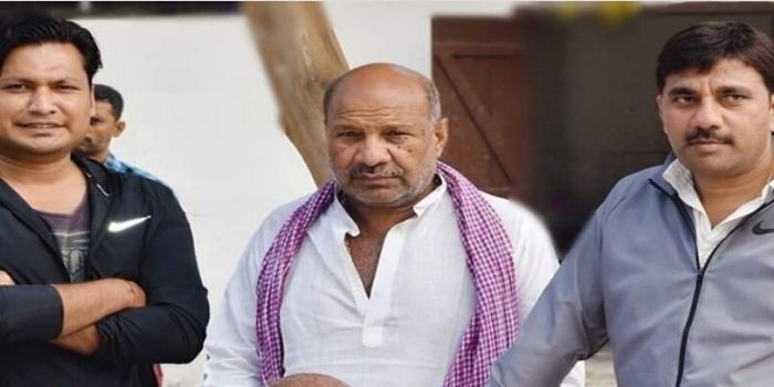 सतीश पांडे (बीच में) अपने छोटे भाई पप्पू पांडे (दाएं) और अपने बेटे मुकेश पांडे (बाएं) के साथ. (तस्वीर सोशल मीडिया) 07