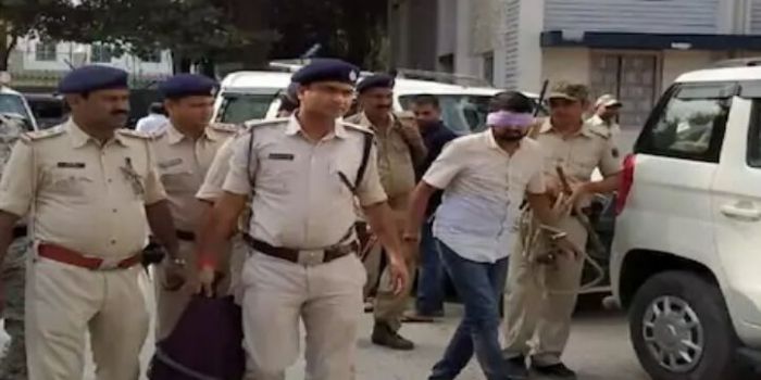 26 अक्टूबर को पुलिस की टीम ने विशाल सिंह को गिरफ्तार किया. (तस्वीर- सोशल मीडिया) 08