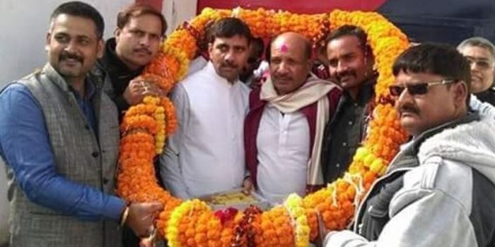 2015 में ज़मानत पर रिहा सतीश पांडे अपने समर्थकों और भाई पप्पू पांडे के साथ. (तस्वीर-सोशल मीडिया) 09