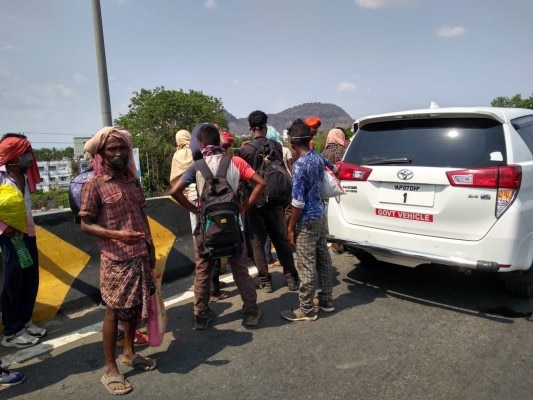 सीएम से मुलाकात के बाद वापस लौट रही चीफ सेक्रेटरी ने हाइवे पर मजूदरों को देखा तो अपनी कार रोक दी. (फोटो-इंडिया टुडे) सीएम से मुलाकात के बाद वापस लौट रही चीफ सेक्रेटरी ने हाइवे पर मजूदरों को देखा तो अपनी कार रोक दी. (फोटो-इंडिया टुडे)