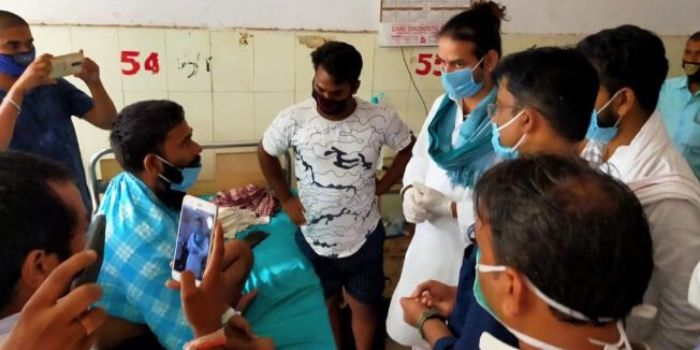 पटना में भर्ती जेपी यादव से मिलने तेजप्रताप और तेजस्वी यादव दोनों पहुंचे. (तस्वीर-तेज प्रताप ट्विटर) 11