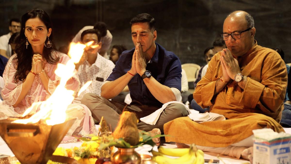 फिल्म 'पृथ्वीराज' की शूटिंग से पहले होते पूजा-हवन में हिस्सा लेतीं फिल्म की लीडिंग लेडी मानुषी छिल्लर, अक्षय कुमार और डायरेक्टर चंद्रप्रकाश द्विवेदी. फिल्म 'पृथ्वीराज' की शूटिंग से पहले होते पूजा-हवन में हिस्सा लेतीं फिल्म की लीडिंग लेडी मानुषी छिल्लर, अक्षय कुमार और डायरेक्टर चंद्रप्रकाश द्विवेदी.