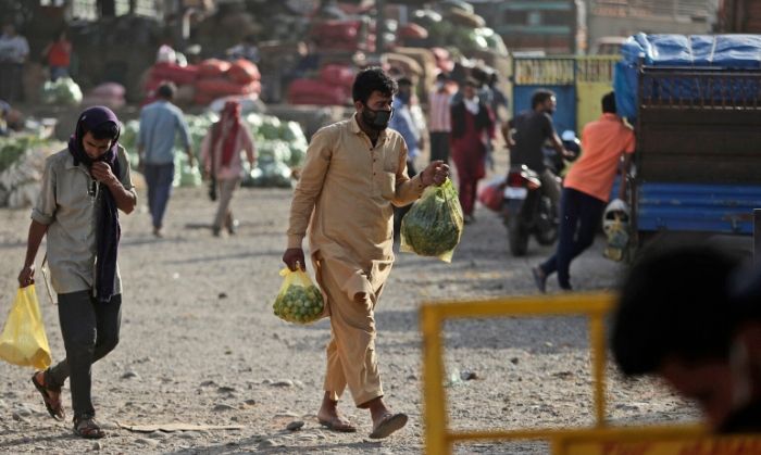 हमारे घर में कभी खाने को कमी नहीं हुआ. लेकिन अब हो रहा है. (सांकेतिक तस्वीर: AP) हमारे घर में कभी खाने को कमी नहीं हुआ. लेकिन अब हो रहा है. (सांकेतिक तस्वीर: AP)