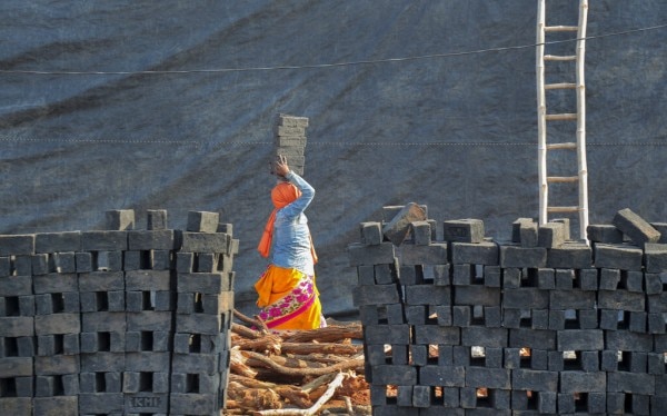 हैदराबाद में ईंट भट्टे पर काम करती एक महिला. (Photo:AP) हैदराबाद में ईंट भट्टे पर काम करती एक महिला. (Photo:AP)