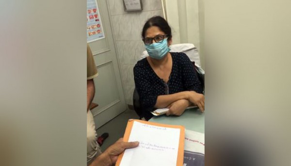 पुलिस से बातचीत करतीं डॉक्टर देवयानी पाटिल. (तस्वीर: फेसबुक वीडियो स्क्रीनशॉट) Baby Doctor 3