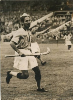 1948 के ओलंपिक्स में ऐक्शन में बलबीर सिंह सीनियर. फोटो: Sportstar 1948 के ओलंपिक्स में ऐक्शन में बलबीर सिंह सीनियर. फोटो: Sportstar