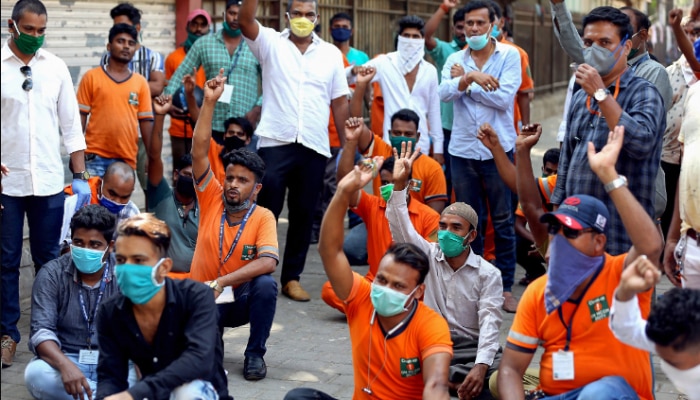 कम तनख़्वाह बाकी तमाम पेशों की तरह सफाईकर्मियों की भी बड़ी समस्या है. बीएमसी के सफाई कर्मचारियों ने 13 मई को तनख़्वाह बढ़ाने की मांग पर प्रदर्शन भी किया था. (फोटो- PTI) Bmc 11