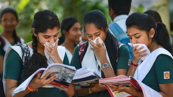 प्रतीकात्मक तस्वीर- PTI) लॉकडाउन की वजह से अप्रैल-मई में होने वाली NEET-JEE की परीक्षा को आगे बढ़ा दिया गया था. (प्रतीकात्मक तस्वीर- PTI)