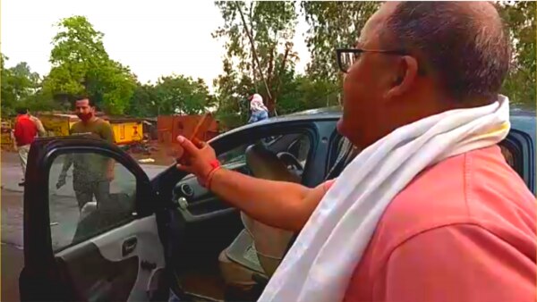 ये भी मृतक के बेटे हैं. ई-पास दिखाते हुए. फोटो क्रेडिट- राज मरावी. Chhattisgarh Border 1