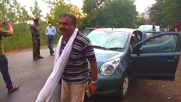 छत्तीसगढ़ बॉर्डर पर रोता बेटा. फोटो क्रेडिट- राज मरावी. Chhattisgarh Border