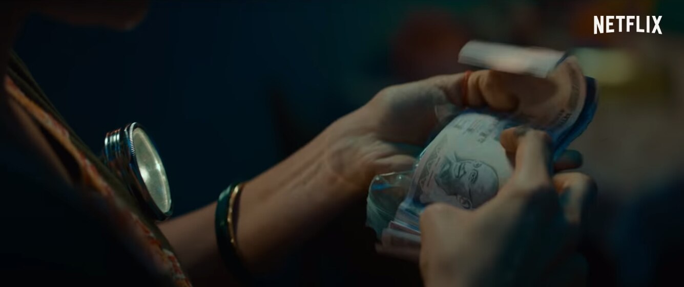 नाली के फटे पाइप से निकले पैसे गिनती सरिता. नाली के फटे पाइप से निकले पैसे गिनती सरिता.