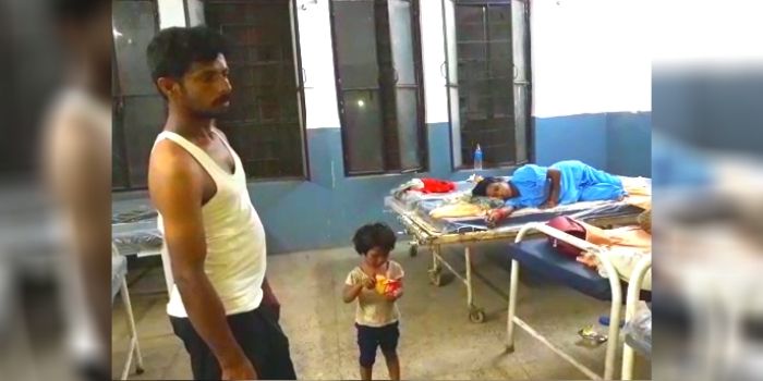 अस्पताल में संदीप अपनी तीन साल की बच्ची और पत्नी के साथ. अस्पताल में संदीप अपनी तीन साल की बच्ची और पत्नी के साथ.
