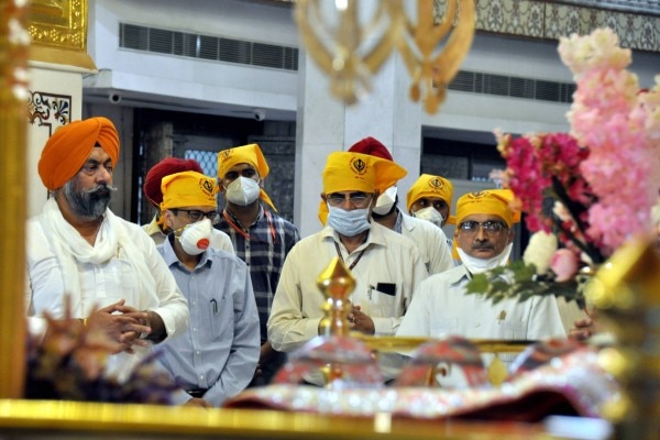 दिल्ली के गुरुद्वारा बंगला साहिब में डॉक्टर्स और मेडिकल स्टाफ ने मत्था टेका. सिख समुदाय के प्रति आभार जताया. डॉक्टरों और मेडिकल स्टाफ के लिए किए जा रहे काम को लेकर उन्हें धन्यवाद दिया. दिल्ली के गुरुद्वारा बंगला साहिब में डॉक्टर्स और मेडिकल स्टाफ ने मत्था टेका. सिख समुदाय के प्रति आभार जताया. डॉक्टरों और मेडिकल स्टाफ के लिए किए जा रहे काम को लेकर उन्हें धन्यवाद दिया.