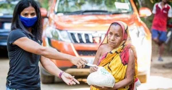 जजपुर में राशन बांटती दुति. फोटो: Dutee Twitter Dutee