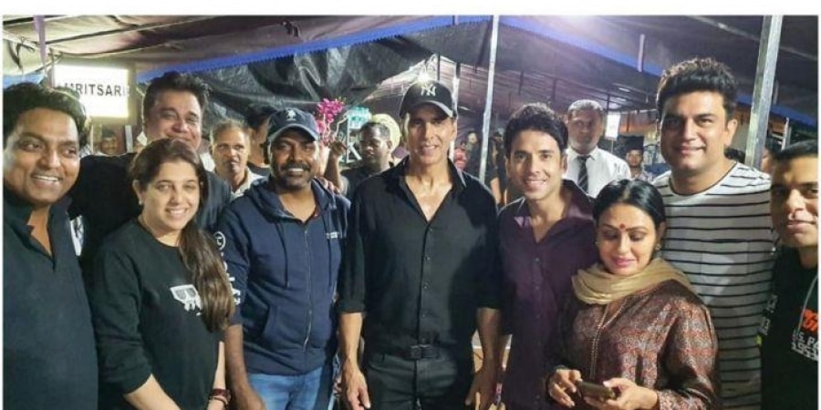 'लक्ष्मी बम' की शूटिंग खत्म होने के बाद गणेश आचार्य, मनु ऋषि चड्ढा, डायरेक्टर राघव लॉरेंस, अक्षय कुमार, प्रोड्यूसर तुषार कपूर, एक्टर्स अश्विनी कालसेकर, शरद केलकर और राइटर फरहाद सामजी (बाएं से दाएं). 'लक्ष्मी बम' की शूटिंग खत्म होने के बाद गणेश आचार्य, मनु ऋषि चड्ढा, डायरेक्टर राघव लॉरेंस, अक्षय कुमार, प्रोड्यूसर तुषार कपूर, एक्टर्स अश्विनी कालसेकर, शरद केलकर और राइटर फरहाद सामजी (बाएं से दाएं).