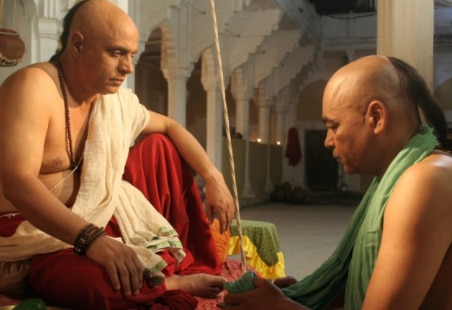 कहानियों की महत्ता पर उपनिषद गंगा धारावाहिक में बात करते दो सज्जन कहानियों की महत्ता पर उपनिषद गंगा धारावाहिक में बात करते दो सज्जन