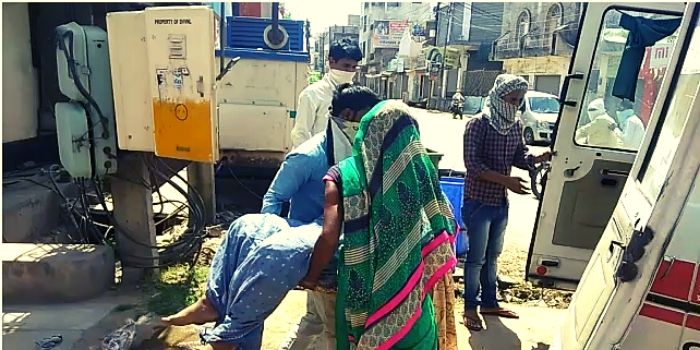 महिला को गोद में उठाकर एंबुलेंस में लिटायाजा रहा है. स्ट्रेचर की कोई सुविधा नहीं. महिला को गोद में उठाकर एंबुलेंस में लिटायाजा रहा है. स्ट्रेचर की कोई सुविधा नहीं.