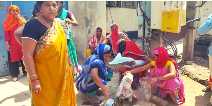 इन्हीं महिलाओं ने किरन की डिलीवरी में मदद की थी. (फोटो- सुधीर शर्मा) इन्हीं महिलाओं ने किरन की डिलीवरी में मदद की थी. (फोटो- सुधीर शर्मा)