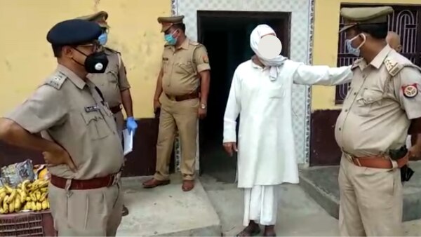 लोकल लोगों से पूछताछ करती पुलिस. (फोटो क्रेडिट- विनय कुमार) Ghazipur