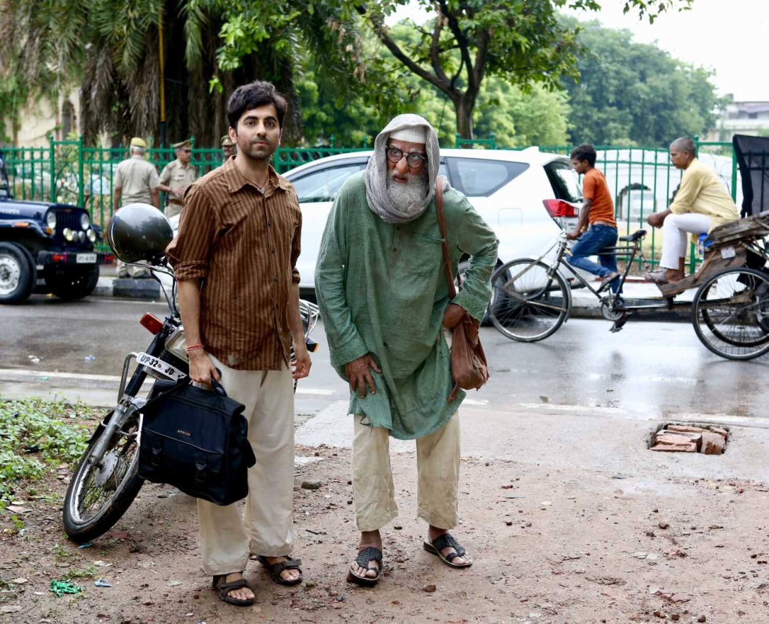 फिल्म 'गुलाबो सिताबो' की शूटिंग के दौरान आयुष्मान खुराना और अमिताभ बच्चन. फिल्म 'गुलाबो सिताबो' की शूटिंग के दौरान आयुष्मान खुराना और अमिताभ बच्चन.