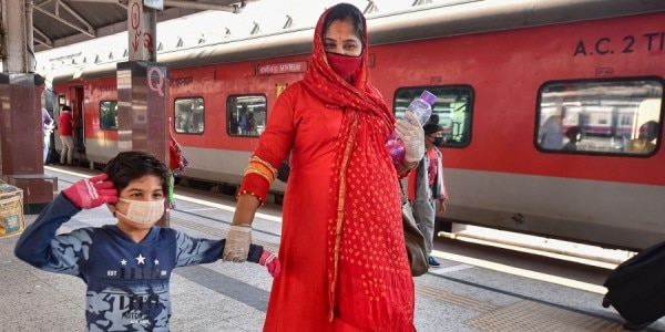यह गर्भवती माहिला अपने चार साल के बेटे के साथ हावड़ा से दिल्ली आ रही हैं. तस्वीर साभार- PTI यह गर्भवती माहिला अपने चार साल के बेटे के साथ हावड़ा से दिल्ली आ रही हैं. तस्वीर साभार- PTI