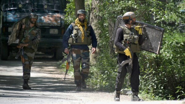 पुलवामा में 6 मई को हुई मुठभेड़ के दौरान की एक तस्वीर. प्रतीक के तौर पर इसे इस्तेमाल किया गया है. क्रेडिट- PTI. Indian Army