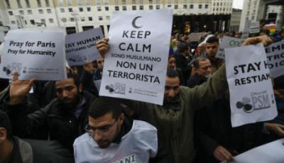 कट्टरवाद का विरोध करते मुस्लिम. (सांकेतिक तस्वीर: Italian Insider) Italian Insider Muslims