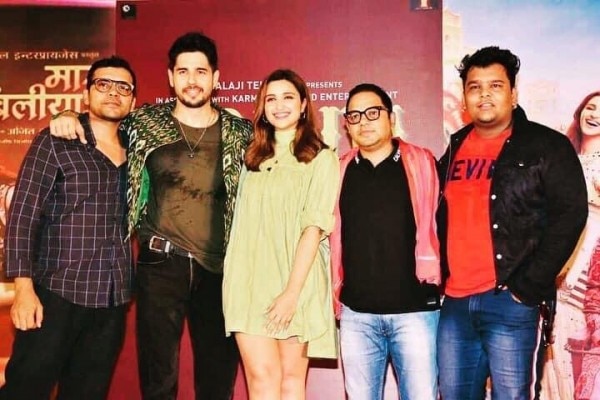 फिल्म जबरिया जोड़ी की टीम के साथ सबसे दाएं खड़े मोहित बघेल. फिल्म जबरिया जोड़ी की टीम के साथ सबसे दाएं खड़े मोहित बघेल.