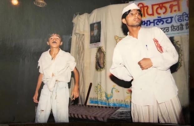 बचपन के दिनों में स्टेज पर परफॉर्म करते जगजीत संधू. बचपन के दिनों में स्टेज पर परफॉर्म करते जगजीत संधू.