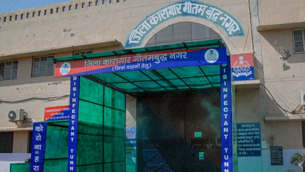 नोएडा की एक जेल में एंट्री गेट पर एक डिस्इन्फेक्टेड टनल बनाई गई, ताकि कोरोना को फैलने से रोका जा सके. (फोटो क्रेडिट- PTI) Jail Prisoners Life 8