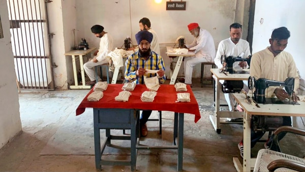 पटियाला जेल में मास्क सिलते कैदी. (फोटो क्रेडिट- PTI) Jail Prisoners Life 9