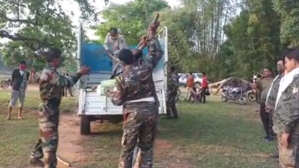 बसंत गोप का शव ले जाती पुलिस. फोटो- मुकेश कुमार. Jharkhand 1