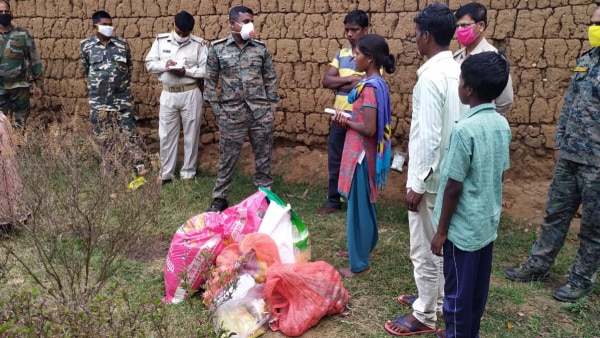 विनीता का इनाम के पैसे और घर का सामान देते SP. फोटो- मुकेश कुमार. Jharkhand