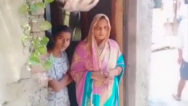 विजय बहादुर की बेटी और पत्नी. (फोटो क्रेडिट- रंजय सिंह) Kanpur Man Committed Suicide