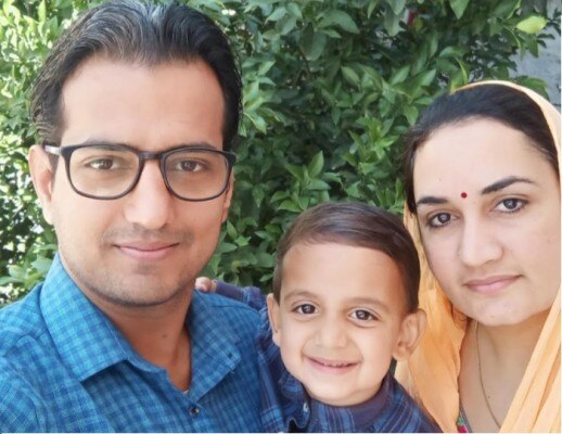 अपनी पत्नी पूनम और बेटे सरल के साथ कृष्ण Krishna Family Photo