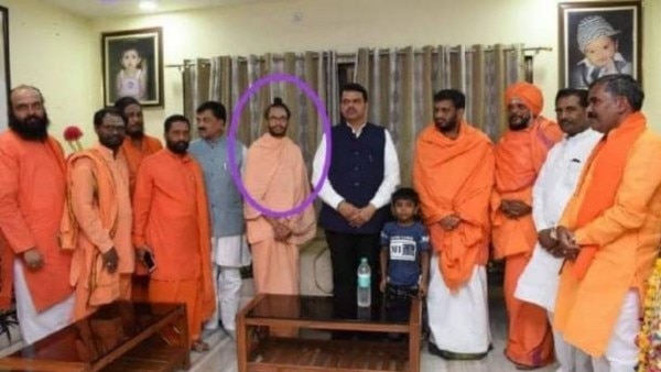 महाराष्ट्र के पूर्व सीएम देवेंद्र फडणवीस के साथ पशुपति महाराज (गोले में). महाराष्ट्र के पूर्व सीएम देवेंद्र फडणवीस के साथ पशुपति महाराज (गोले में).