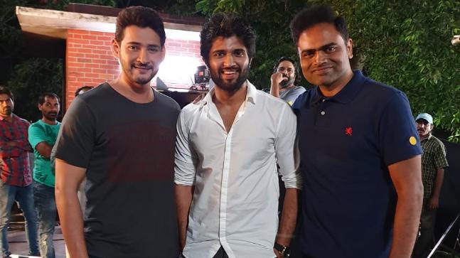 फिल्म 'महर्षि' के सेट पर सुपरस्टार महेश बाबू के साथ विजय देवरकोंडा. फिल्म 'महर्षि' के सेट पर सुपरस्टार महेश बाबू के साथ विजय देवरकोंडा.