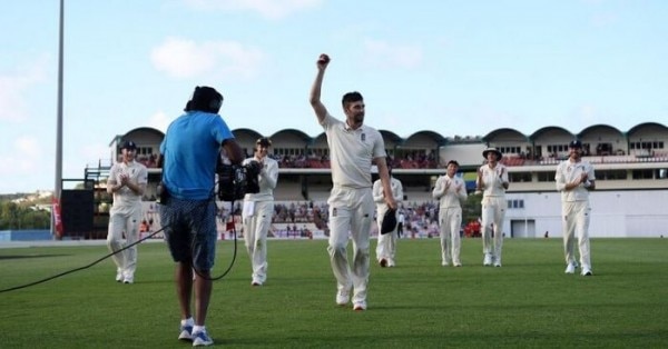 इंग्लैंड के तेज़ गेंदबाज़ मार्क वुड. फोटो: Mark Wood Twitter Mark Wood