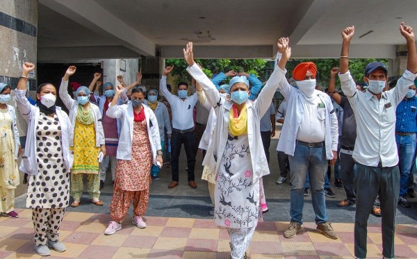 डॉक्टरों और मेडिकल स्टाफ की चुनौतियां कम नहीं हैं. उन्हें अपनी मागों के लिए प्रदर्शन करना पड़ रहा है. (फोटो-पीटीआई) डॉक्टरों और मेडिकल स्टाफ की चुनौतियां कम नहीं हैं. उन्हें अपनी मागों के लिए प्रदर्शन करना पड़ रहा है. (फोटो-पीटीआई)
