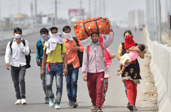 पिछले कई दिनों में मज़दूरों ने पहले तो पैदल पलायन किया. फिर सरकार ने उनके लिए श्रमिक स्पेशल ट्रेन चलवाईं. फोटो: PTI पिछले कई दिनों में मज़दूरों ने पहले तो पैदल पलायन किया. फिर सरकार ने उनके लिए श्रमिक स्पेशल ट्रेन चलवाईं. फोटो: PTI