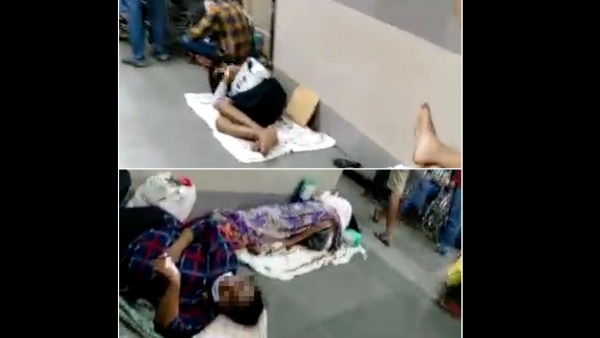 एक ही पलंग पर रहने को मजबूर मरीज़. उनके रिश्तेदार भी मौजूद. (फोटो क्रेडिट- सुधाकर नादर) Mumbai Kem Hospital