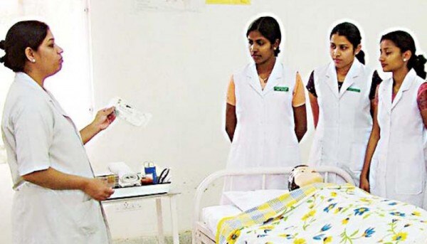 नर्सिंग में डिग्री लेकर टीचर बनना भी एक ऑप्शन होता है. भारत से कई ट्रेंड नर्सें बाहर के देशों में भी भेजी जाती हैं. (सांकेतिक तस्वीर: Deccan Herald) Nurses Rep Deccan Chro
