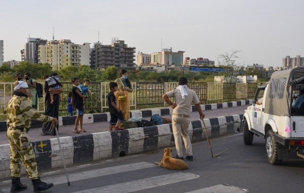 लॉकडाउन में काम नहीं होने की वजह से लाखों करोड़ों मजदूर अपने घरों को लौट गए थे. फाइल फोटो-पीटीआई लॉकडाउन में काम नहीं होने की वजह से लाखों करोड़ों मजदूर अपने घरों को लौट गए थे. फाइल फोटो-पीटीआई