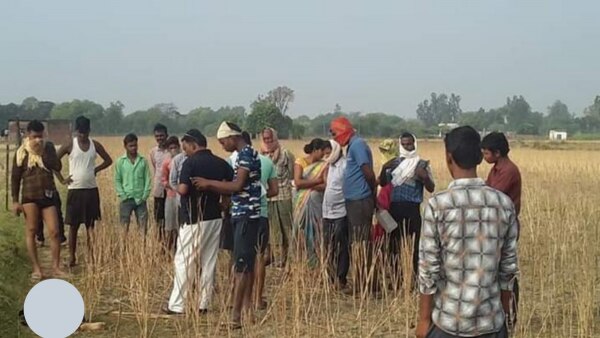 लड़की के शव के पास जमा भीड़. फोटो- ट्विटर. Rape And Murder In Pratapgarh 3