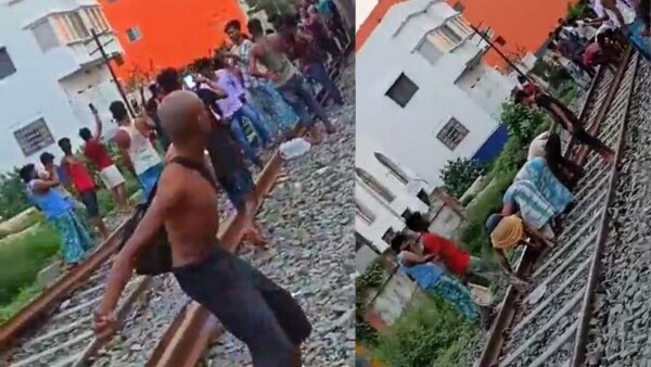 समस्तीपुर स्टेशन के आउटर में विरोध करते लोग. अप-लाइन के ट्रैक में लोगों ने पटरियां रख दी थीं. (फोटो- जहांगीर आलम) Shramik Special Trains 2