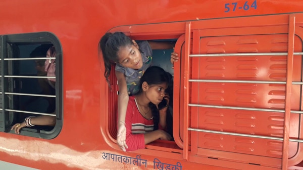 समस्तीपुर स्टेशन में खाना मांगते बच्चे. (फोटो- जहांगीर आलम) Shramik Special Trains 3