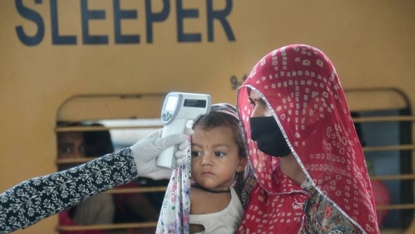 रेलवे का कहना है कि गंतव्य स्टेशनों पर यात्रियों को उतारने में काफी वक्त लगता है. इससे भी ट्रेनों में दे हो रही है. (Photo: PTI) रेलवे का कहना है कि गंतव्य स्टेशनों पर यात्रियों को उतारने में काफी वक्त लगता है. इससे भी ट्रेनों में दे हो रही है. (Photo: PTI)