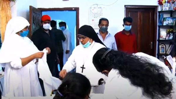 स्टूडेंट नन के अंतिम संस्कार की तस्वीर. तस्वीर क्रेडिट- वीडियो स्क्रीनशॉट(emage perumpetty) Student Nun Divya P Johny 1
