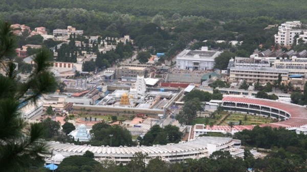 तिरुमाला तिरुपति मंदिर देश के सबसे अमीर मंदिरों में से एक है. सालाना यहां पर सैकड़ों करोड़ रुपये का चढ़ावा आता है. (Photo: Tirumala Tirupati Devasthanam) तिरुमाला तिरुपति मंदिर देश के सबसे अमीर मंदिरों में से एक है. सालाना यहां पर सैकड़ों करोड़ रुपये का चढ़ावा आता है. (Photo: Tirumala Tirupati Devasthanam)